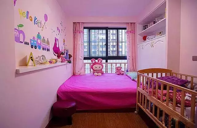 82平小户型二居室，大部分墙面贴墙纸，便宜又好看！