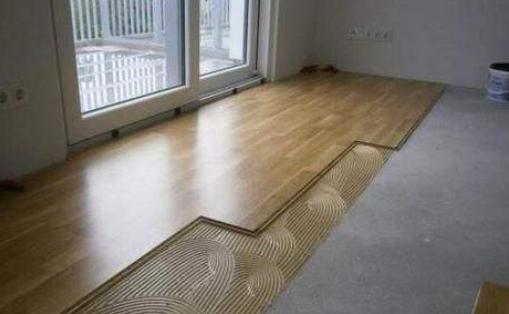 为什么很多师傅铺地板之前，都会先抹一层自流平？一问才知好处多