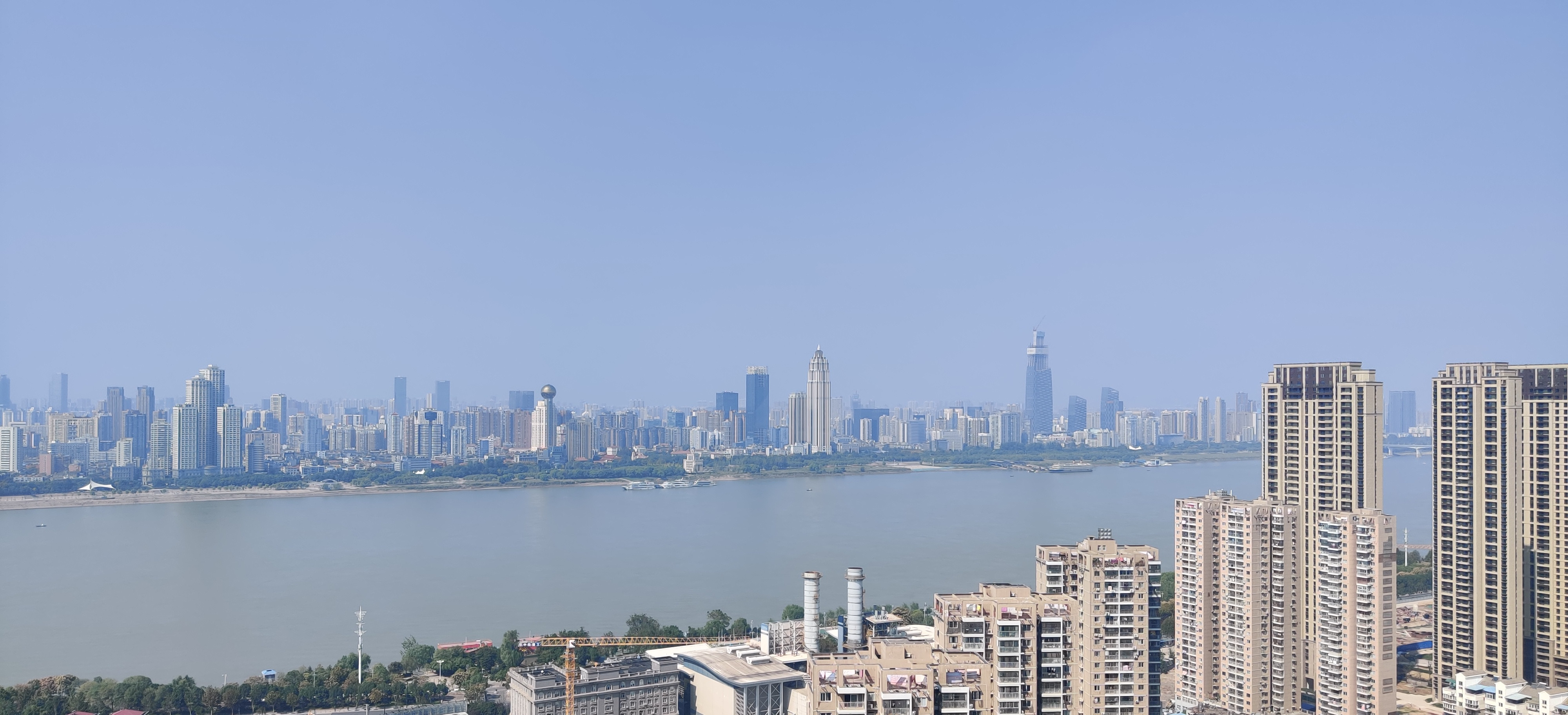 商品房销售面积年内首现同比上涨，武汉约一半江岸线拟建设江滩