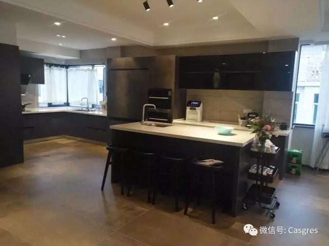 客厅只铺600*1200现代仿古砖，厨房浴室都铺瓷砖，邻居都说太好看