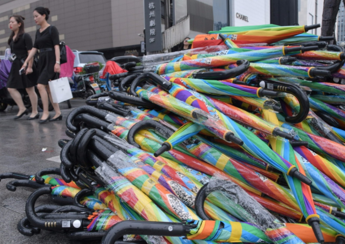 几十万的共享雨伞有借无还，都以为自己是占了便宜，创始人赚翻了