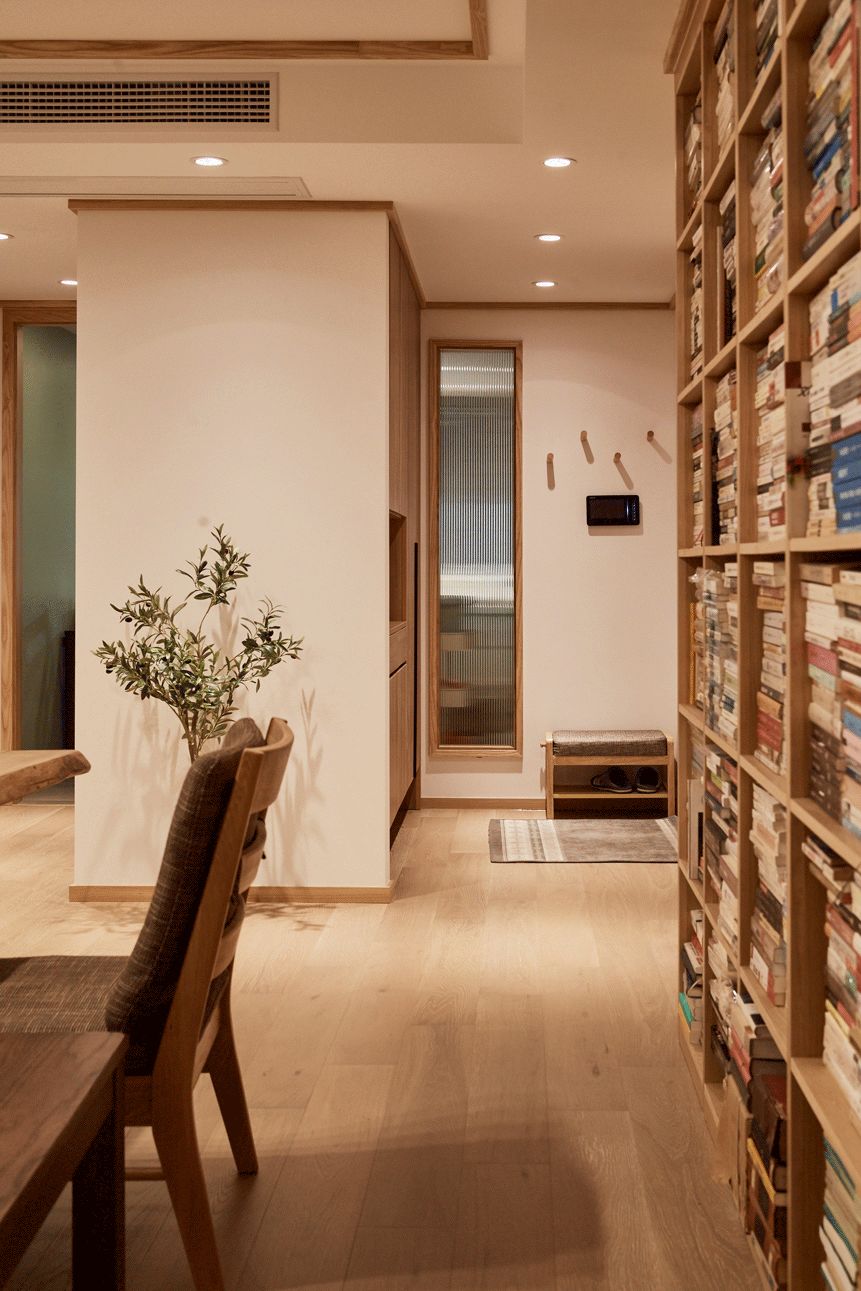 130㎡原木简约，客厅没沙发，满屋是书架，教授家就是不一样！