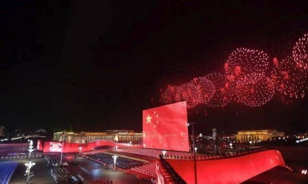 设计国庆焰火的蔡国强，还曾搭出500米长的焰火“天梯”