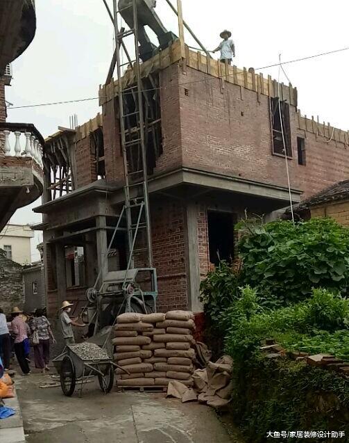 占用道路建房导致小车不能过，被邻居们一顿怼后不敢出门了