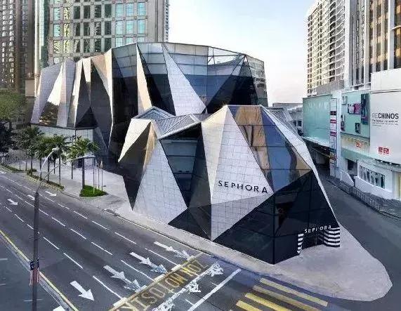 百货转型改造：如何通过外立面设计成为全街区目光焦点