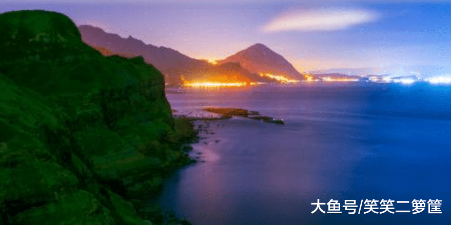 小姑娘刚毕业, 因为家穷被送来理发店里当学徒