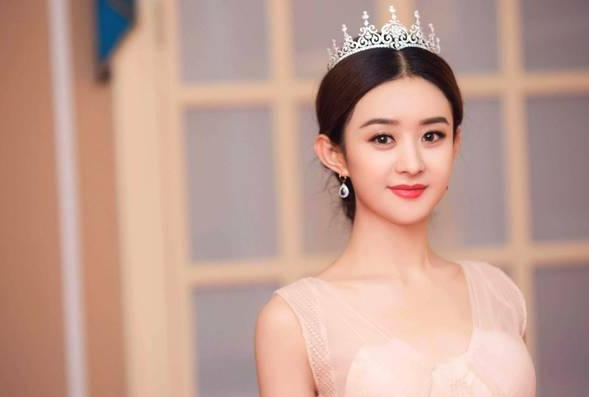 赵丽颖和冯绍峰出游被偶遇，颖宝摸老公肩膀看镜头自拍，好甜蜜！