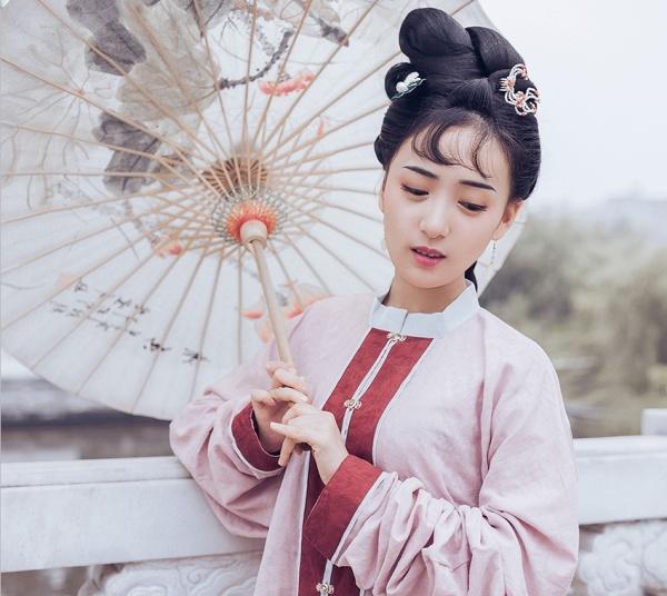 孔府中藏有明朝汉服，服装上的图案是“斗牛”，一般人不认识