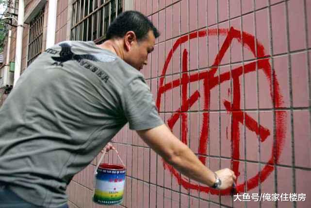 拆迁补偿未谈妥，拆迁办趁他出差“偷拆”，并说是大风刮倒的！