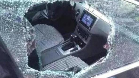 砸了车窗才知道，汽车有个部位“藏着”备用钥匙，你知道吗