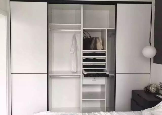 做好卧室衣柜收纳分区规划，衣柜容量变大，再多衣服都能装下