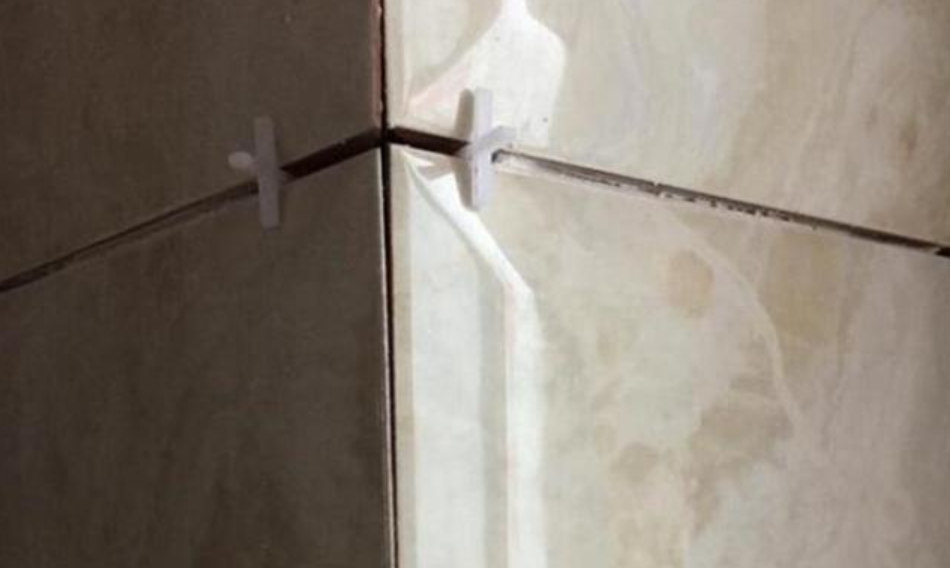 瓷砖缝卡得用多大的？师傅说越大越好，可最后我总感觉不对