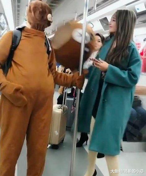 地铁上一只“熊”调戏美女，结果一巴掌拍掉脑袋，网友：有备而来