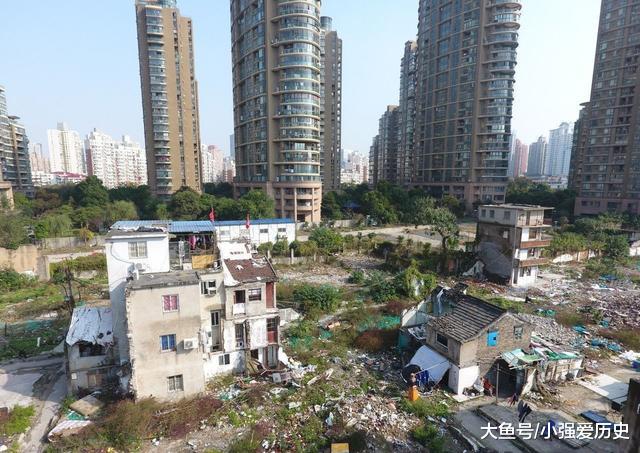 钉子户张嘴就要“1个亿”，33平方米盖了5层楼，周边房价涨五六万