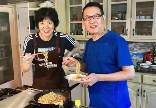 一起參觀郎平住的豪宅，非常喜歡用紅木餐桌，很鐘愛傳統文化