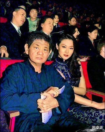 台湾第一丑男:"干女儿"无数,一张大床能睡9个女友,晚年没钱换肾