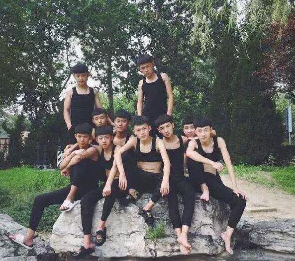 快手6位男主播穿日本军装在街上跳社会摇, 年仅18岁为红毫无底线