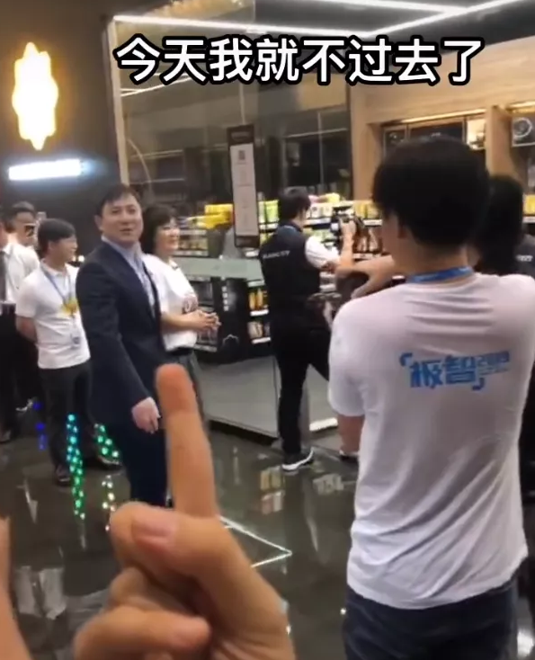 沈腾当街被喊：你过来呀！沈腾回出1句话，让网友笑到肚子疼！
