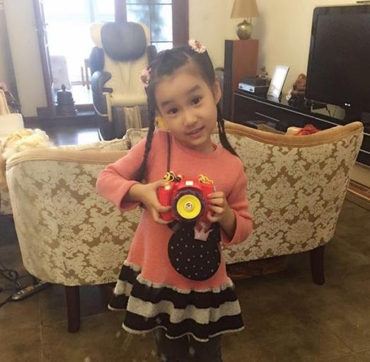 杨雪晒出一家人住的房子，面积有点小了，厨房都是用楼梯底改造的