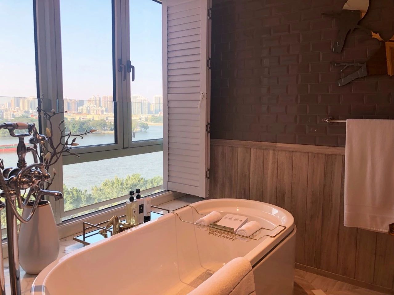 躺在浴缸里看江！一盏灯10多万，揭秘岛尖2000万豪宅