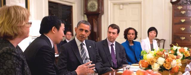 华裔为竞选2020年美国总统，承诺：每个美国成年人每月发1000美元