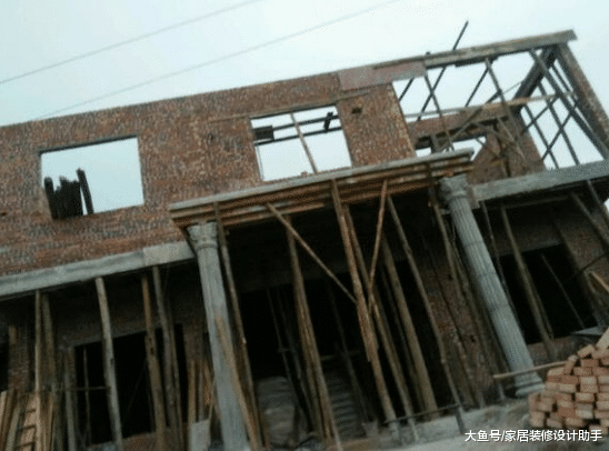 攒40万血汗钱、辛苦十个月为儿子建两层洋房, 却被儿媳批评一无是处