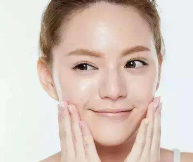 BB霜别直接用手擦！化妆师教你正确方法，均匀更自然