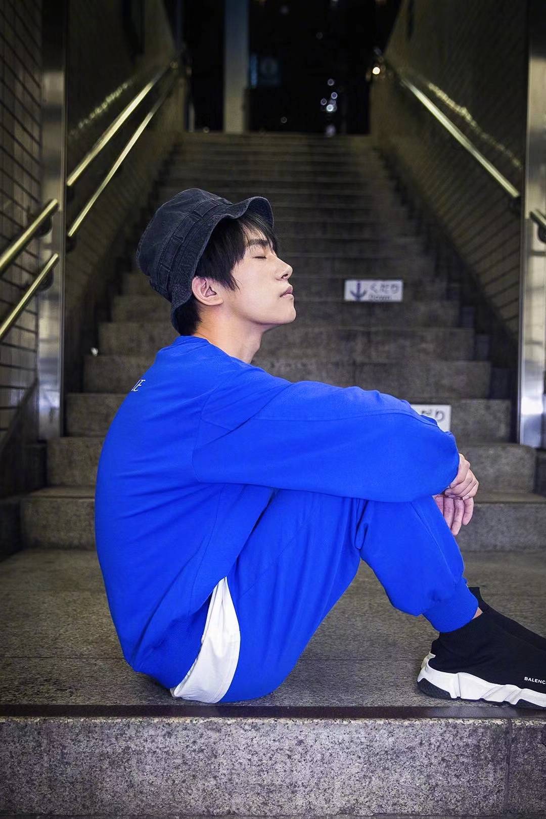 人帅披麻袋都好看,易烊千玺多套运动装,将普通的衣服穿出时髦来