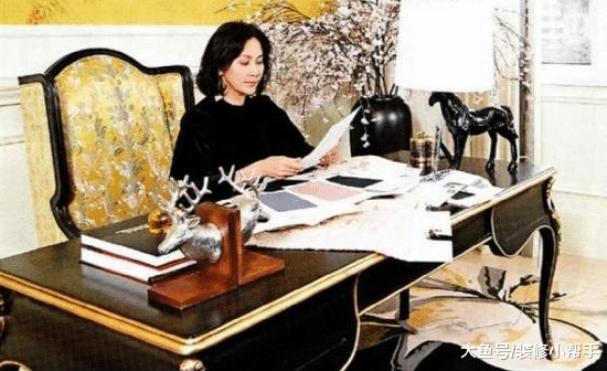 带你参观刘嘉玲上海的豪宅，衣帽间摆满名牌手袋，一般人住不起