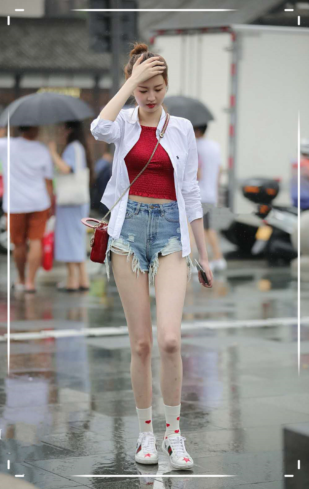 下雨天，小姐姐缺了一个撑伞的男朋友