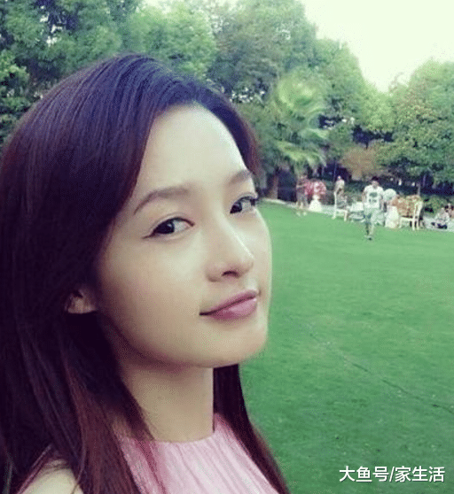 李沁晒出自己的豪宅，门口有一片大草坪，阳台能直接看到海滩