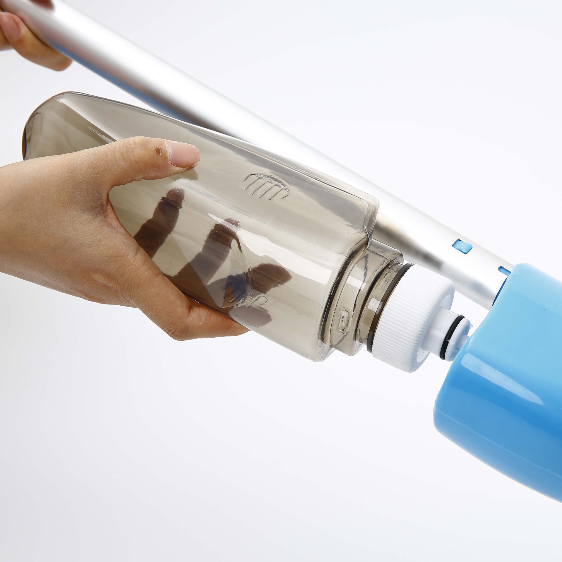 老式熨斗已淘汰，现都流行这种”熨衣神器“，打理皱衣快又好