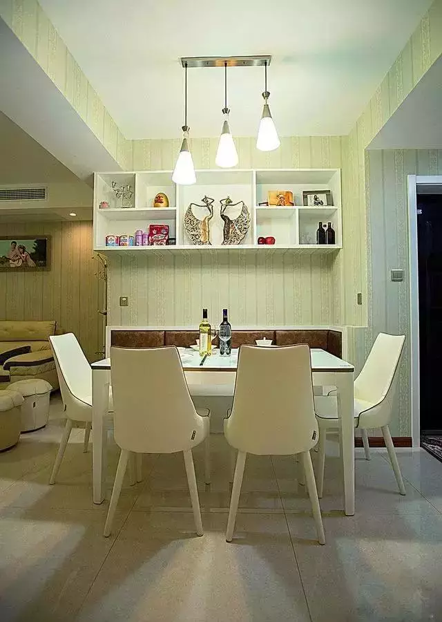 82平小户型二居室，大部分墙面贴墙纸，便宜又好看！