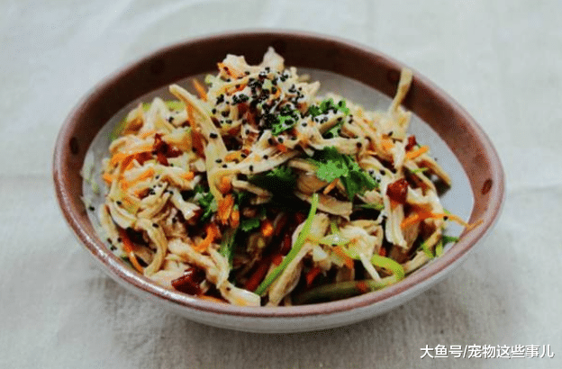 鸡胸肉别再炒了，手撕凉拌有荤有素，搭配均匀一点也不柴，炒好吃