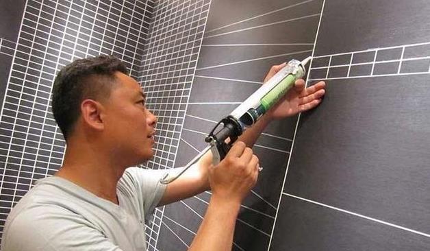家中马桶和水槽边的玻璃胶发黑长霉？教你几招，轻轻一抹干净如新