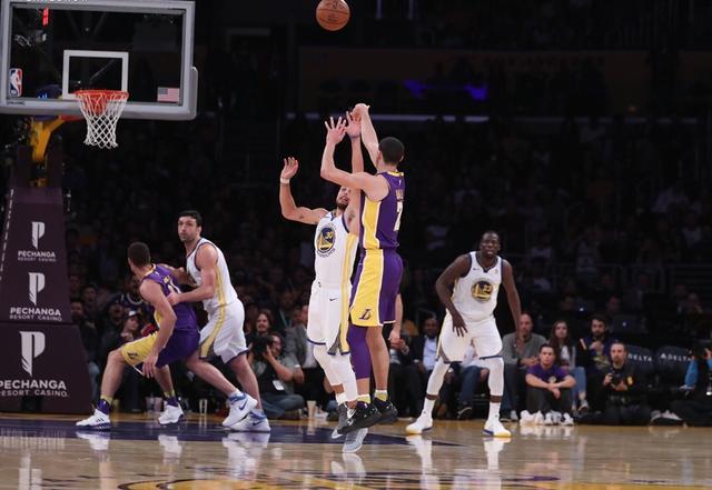 湖人还想追超级球星？勇士成功模式可照搬，2点即能依葫芦画瓢！