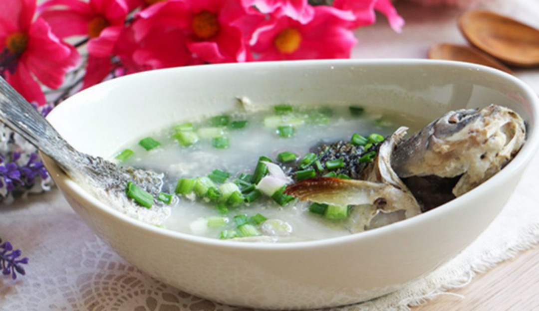 白嫩鲜香滑，滋补美味四季佳品，老少皆宜的美食鲫鱼汤