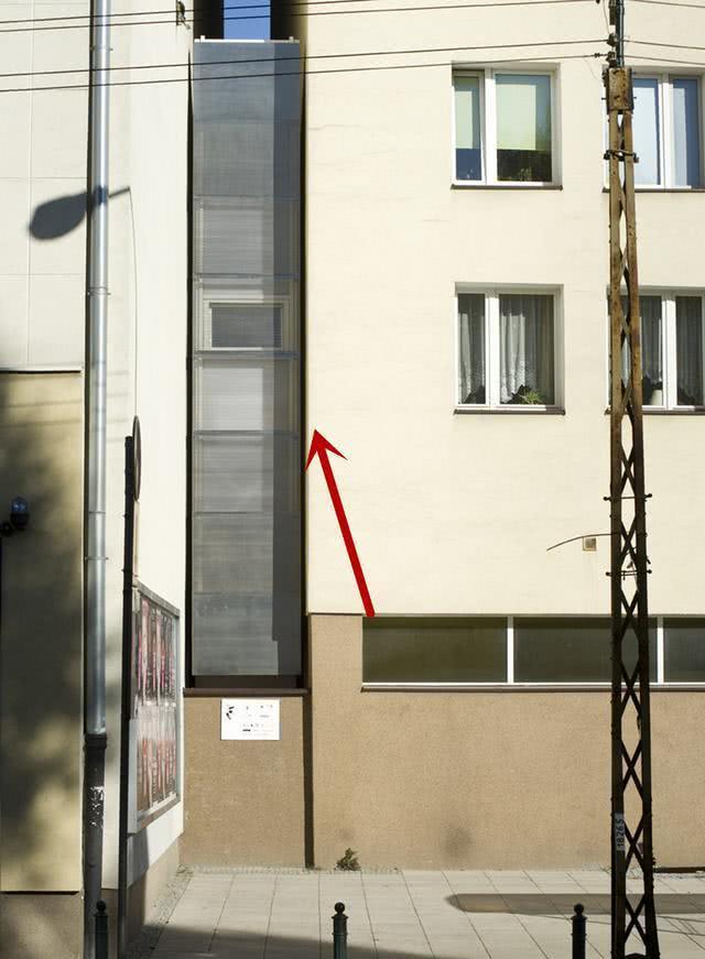 住这里太憋屈！1米5夹缝中盖栋32平房，张开双臂就能碰到两边墙壁