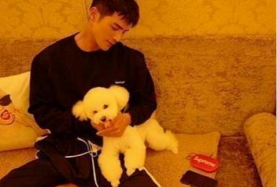 姜潮现实的豪宅曝光，室内都是昏黄色调，装修很像皇宫