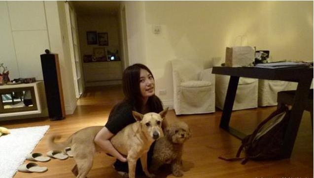 参观田甄馥家的豪宅，房子价值过千万，进门感觉很老旧