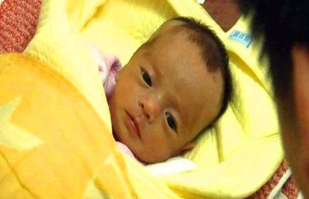 残疾夫妻婚后7年怀孕，孕妇坚持要生，孩子出生后，丈夫满脸泪水