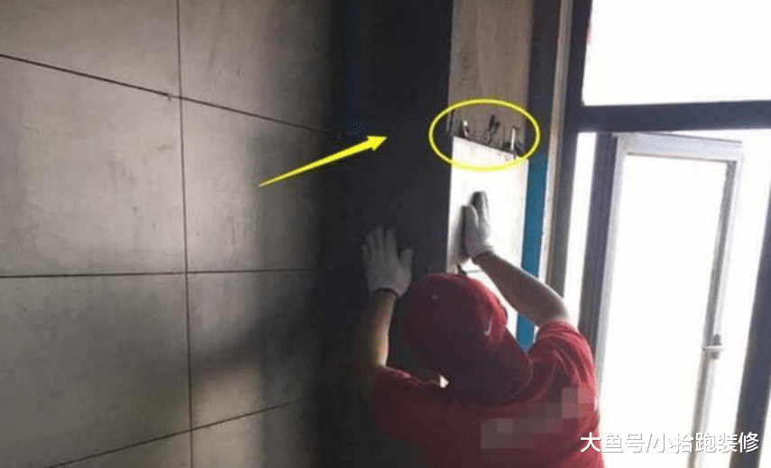 師傅說這樣鋪瓷磚，就算起殼空鼓了，瓷磚都不會脫落下來