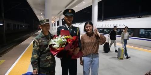 火箭军受阅官兵归队变追星现场，被群众包围求合影