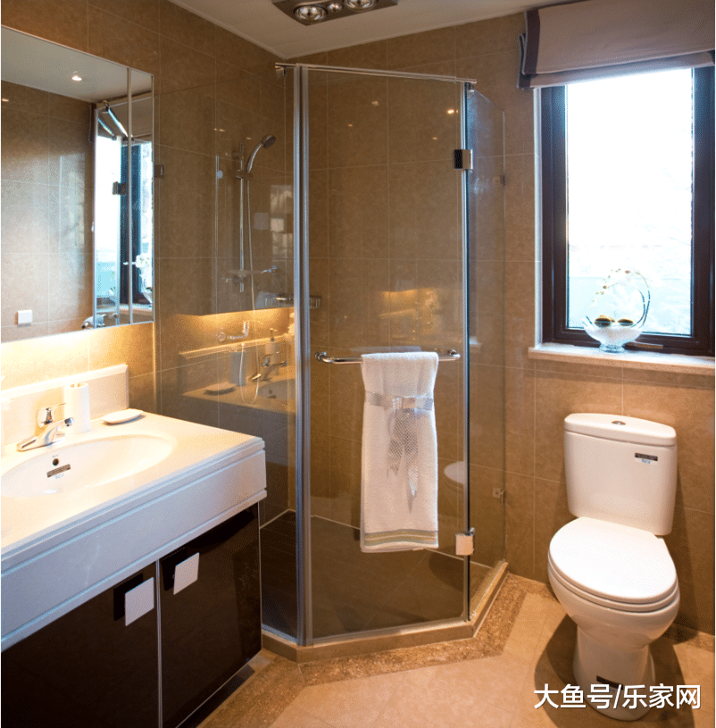 聪明人鬼点子就是多，装修卫生间都不打柜子，直接墙上挖洞！