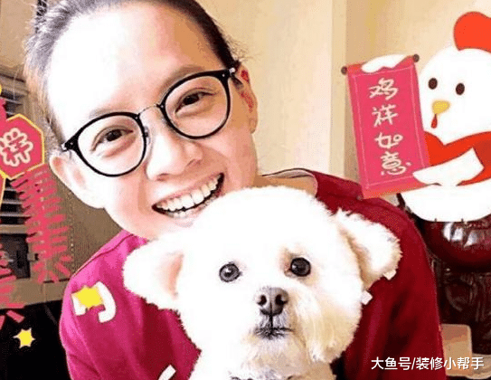 曾宝仪在国外的豪宅，房子远离市区，周边环境十分宜人