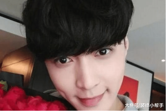 男神张艺兴的豪宅，书房的地球仪是画龙点睛之笔，看得出很爱学习