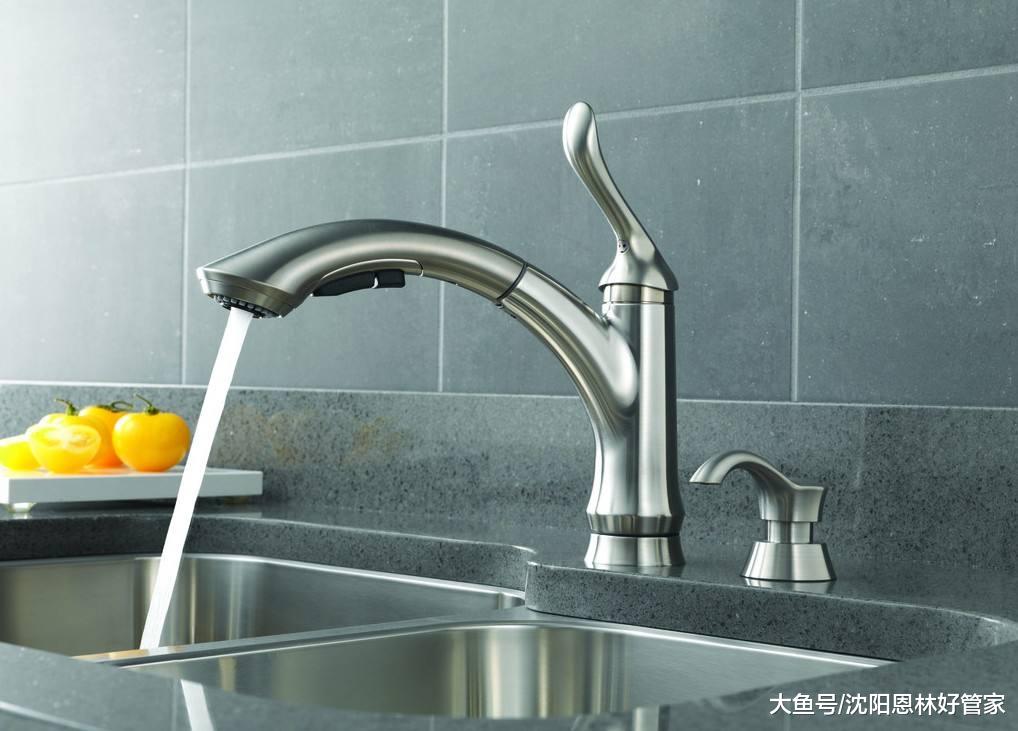 厨房水龙头怎样进行选择，注意这三点，再也不会溅一身水了！