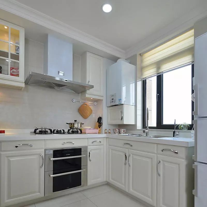 现代美式三居装修设计，厨房多一个吧台就是不一样，好看又实用！