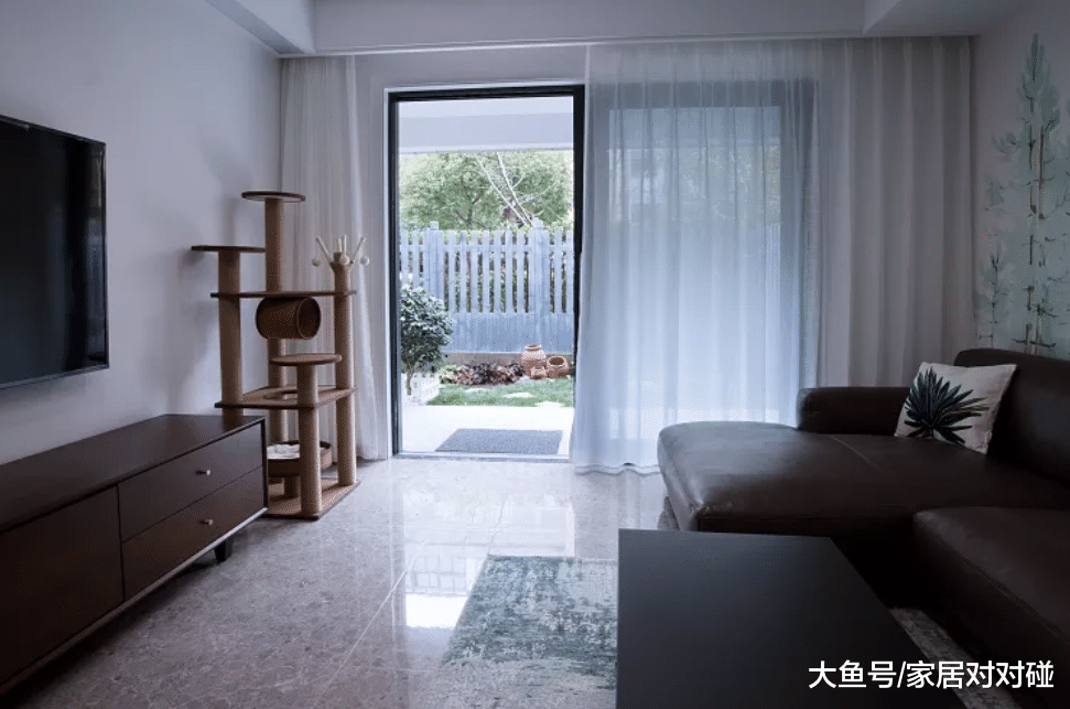 为20㎡小院, 坚持买下203㎡底楼复式, 完工变简约小豪宅, 太值了