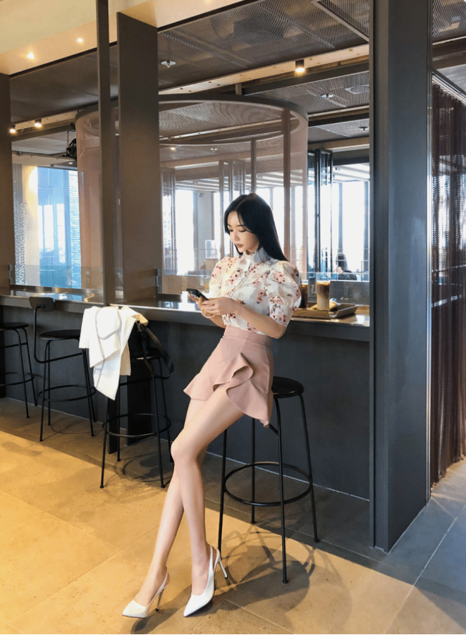 这样的美女秘书，一个月工资得多少？